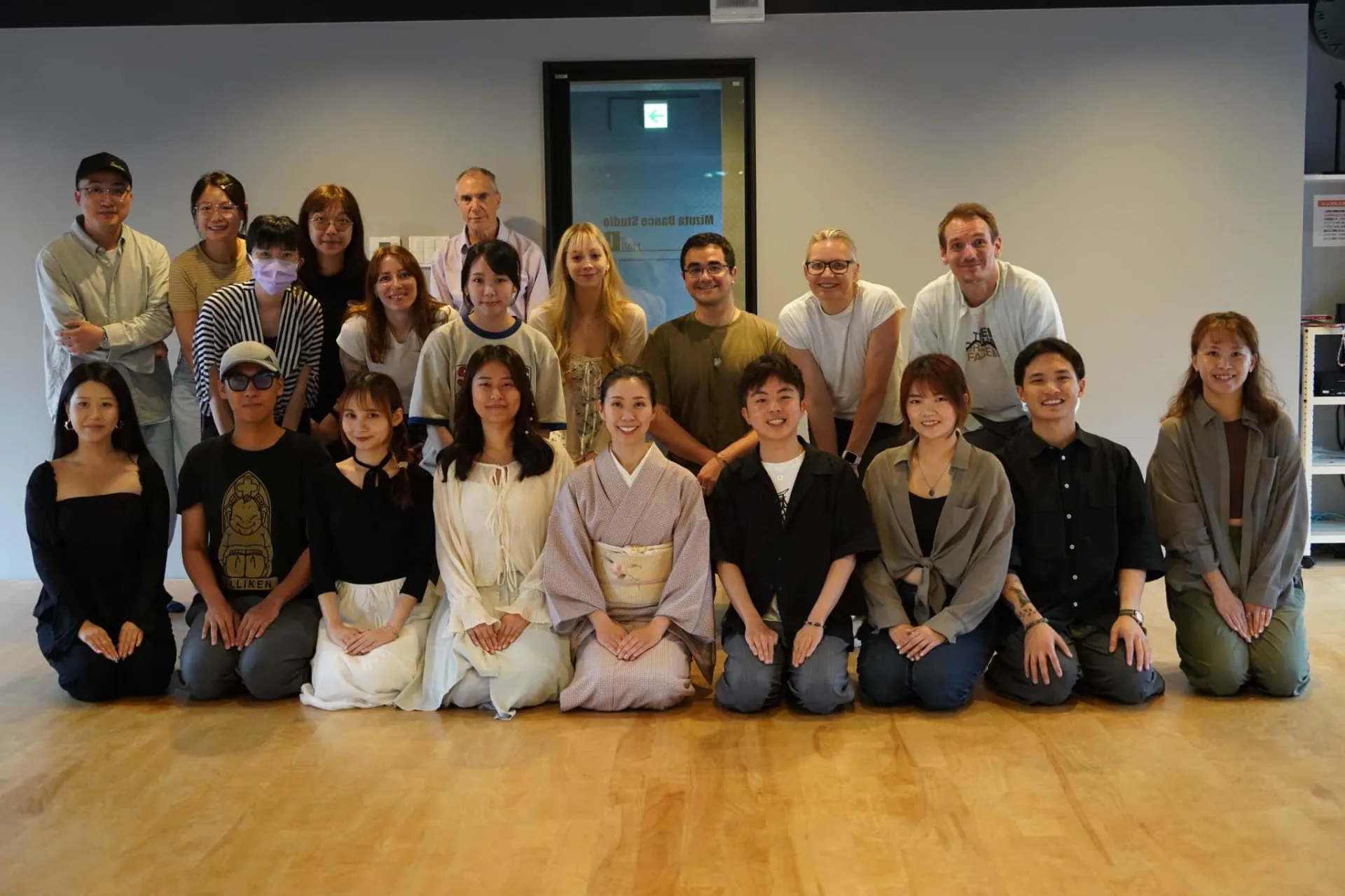 日本語学校の留学生の皆さんに日本舞踊を体験してもらいました